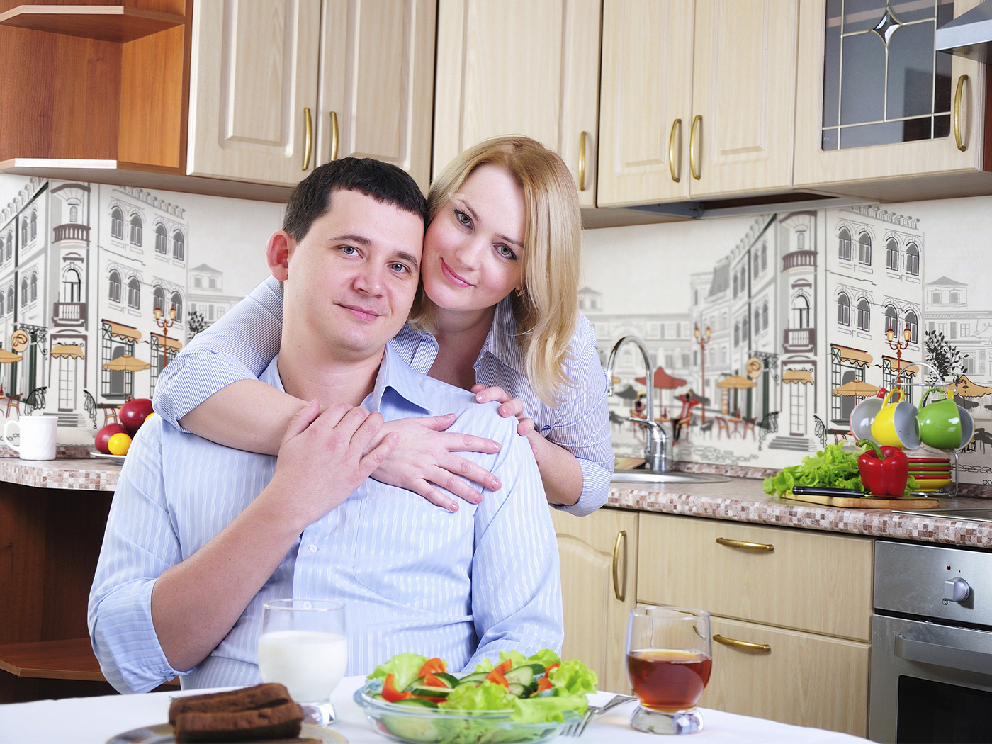 Русская жена исполняет супружеские обязанности на кухне