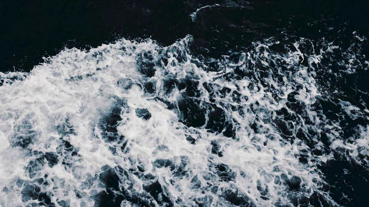 Море на черном фоне