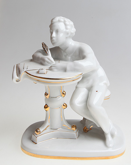 Юный пушкин фарфор лфз. Статуэтка пушкин за столом. Лфз пушкин за столом 1950. Статуэтка юный пушкин за столом лфз. Юный пушкин фарфор лфз.