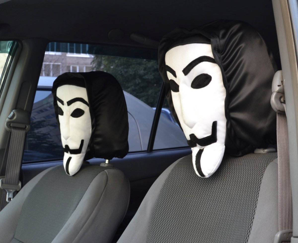 Где машина маска. Чехол подголовник вендетта. Чехлы на подголовники анонимус. Маски на подголовники в авто. Анонимус маска в машину.