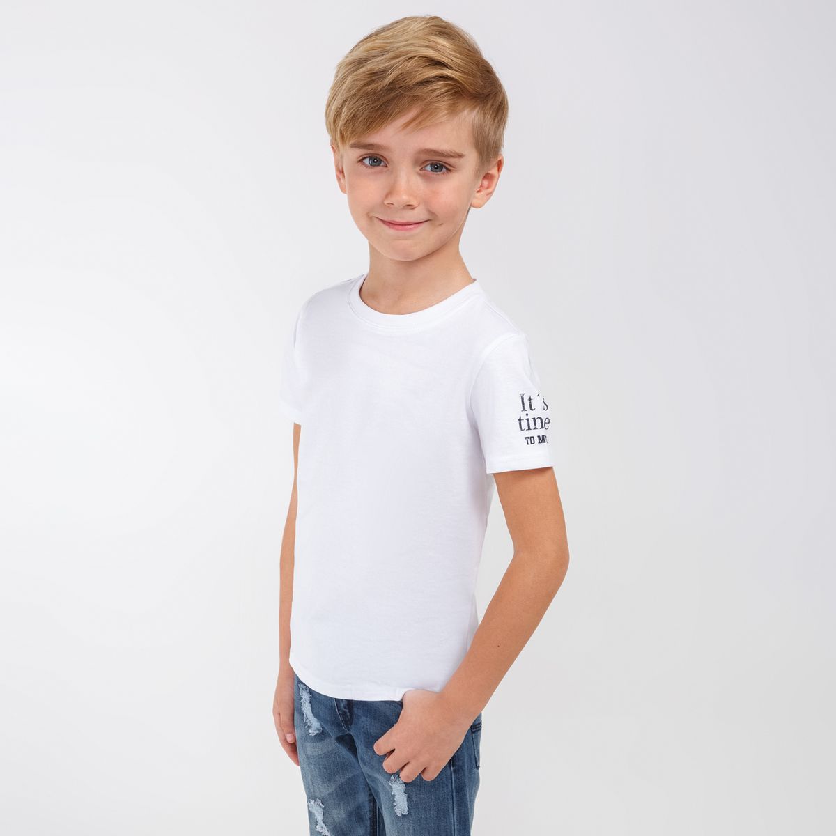 Мальчик в белой футболке боком