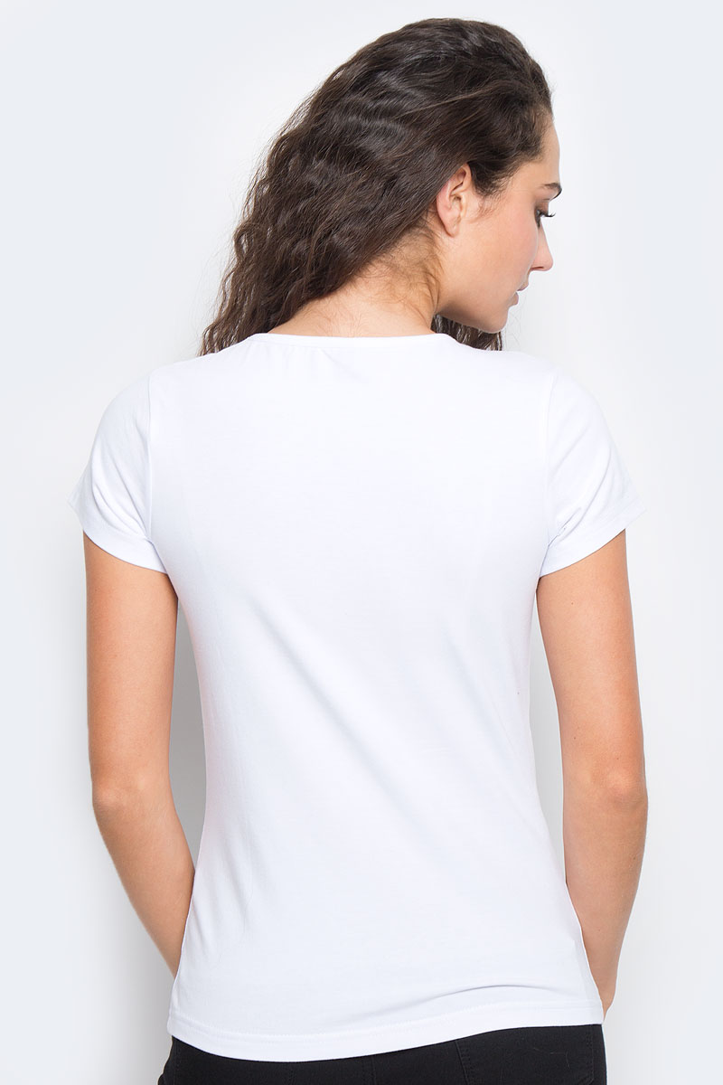 Девушка в белой футболке спиной