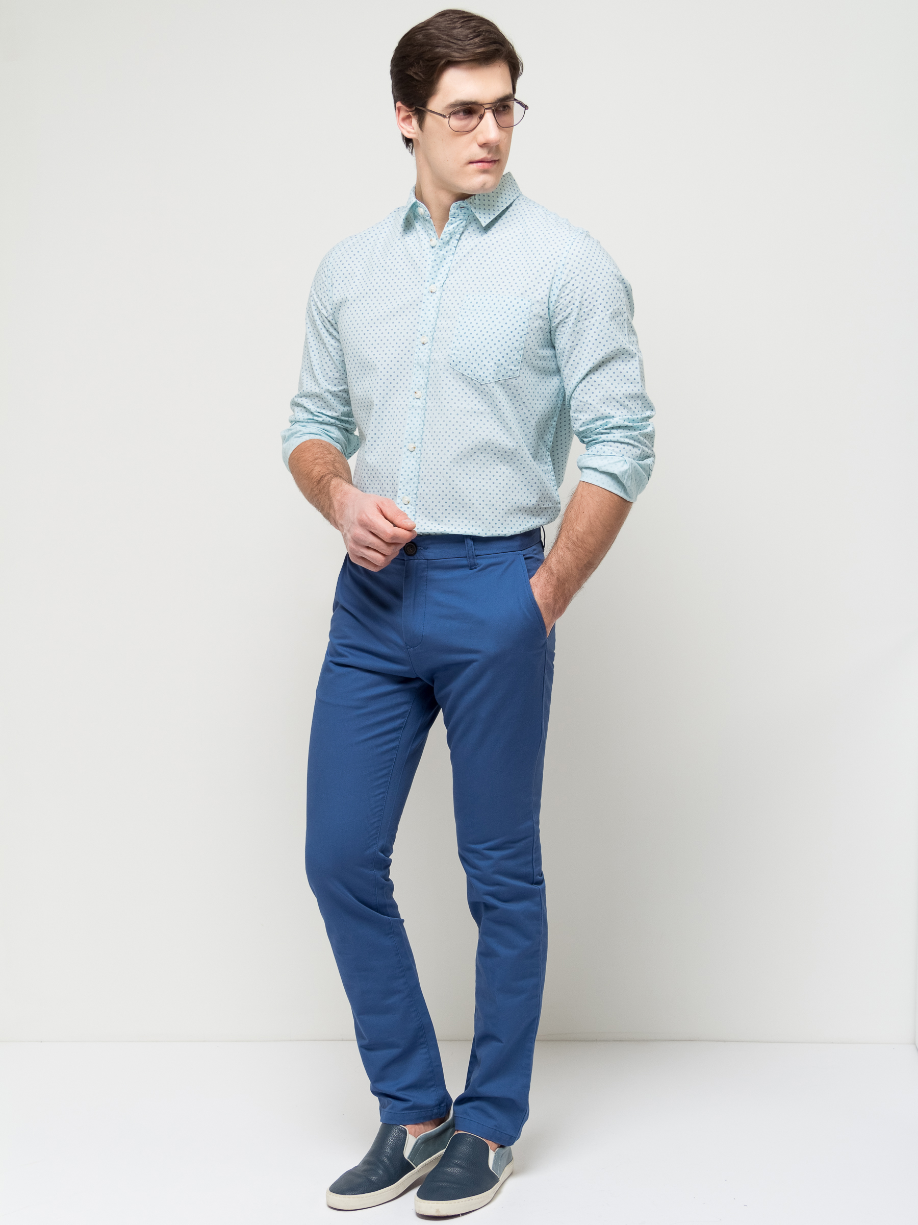 Какую рубашку одеть под синие джинсы мужские