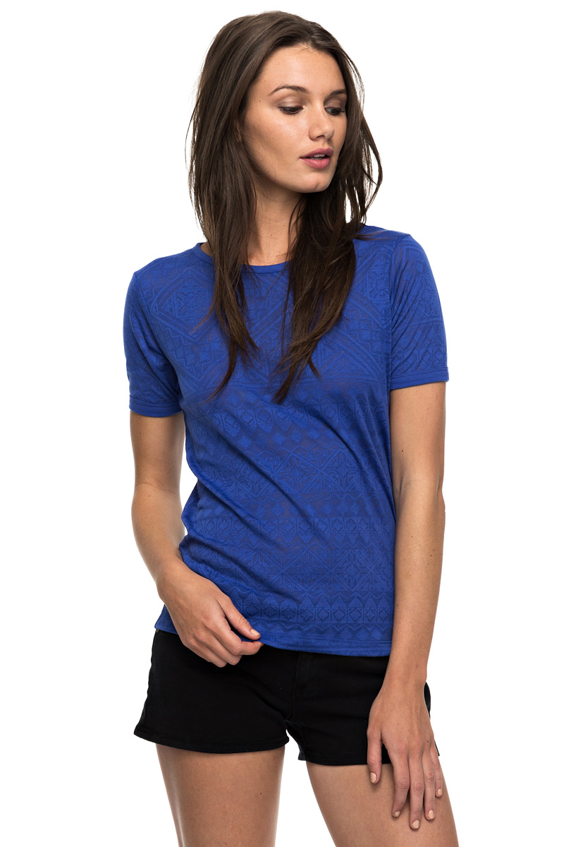 Девушка в голубой футболке