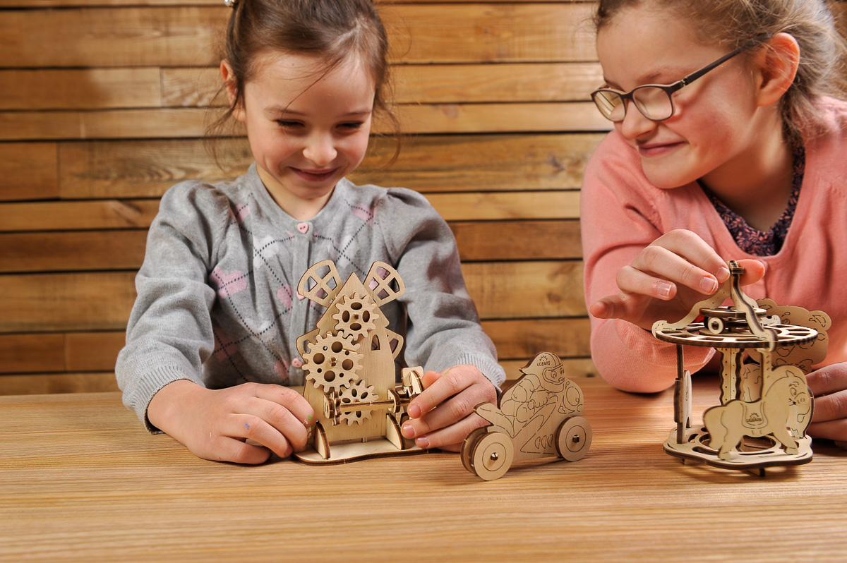 Собираем деревянную. UGEARS 3d-пазл 4kids мельница. UGEARS 3d-пазл 4kids биплан. UGEARS 3d-пазл 4kids букет. Сборная модель UGEARS мельница.