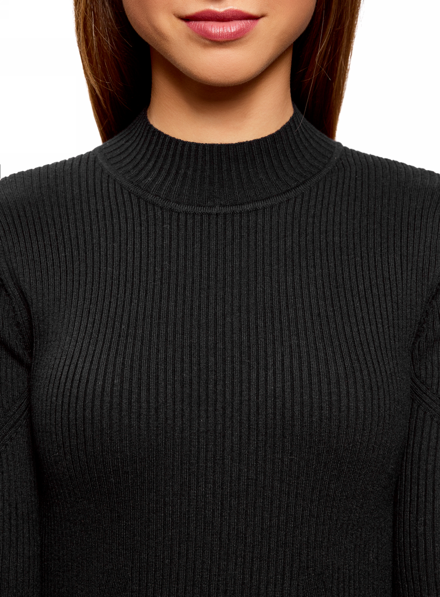 Женщина в черном свитере