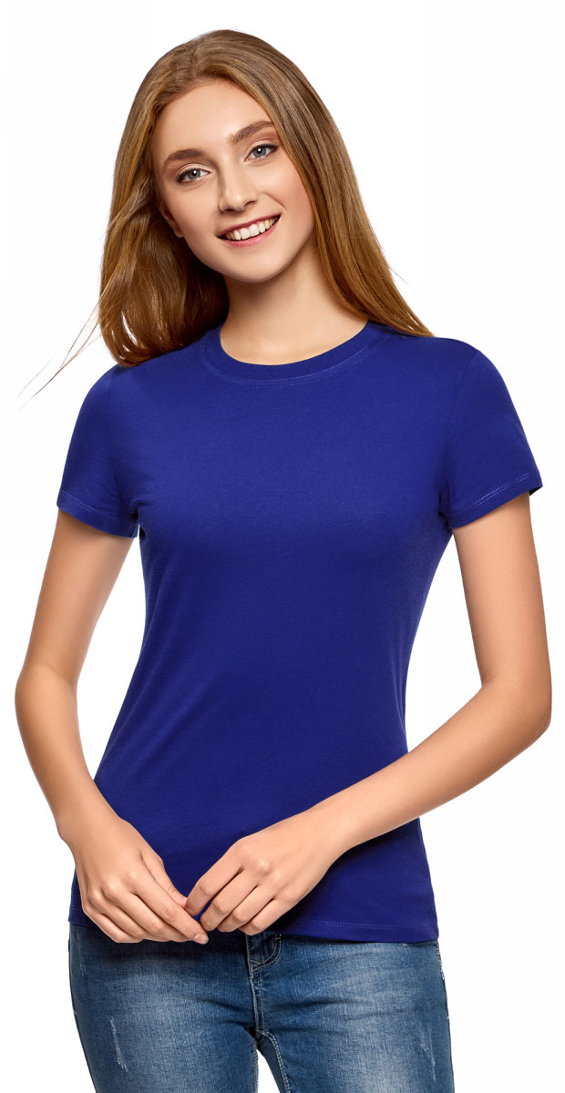 Девушка в голубой футболке