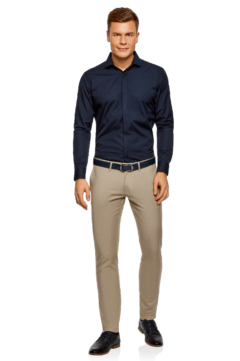 светлые брюки темная рубашка. синяя рубашка и бежевые брюки. мужчина в рубашке и брюках. светлые брюки темная рубашка. светлые брюки темная рубашка.