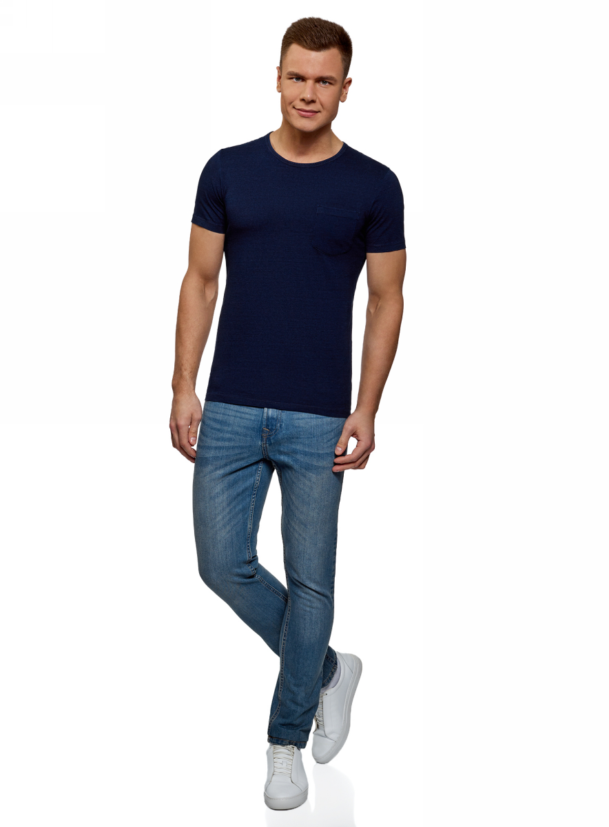Мужчина в джинсах и футболке