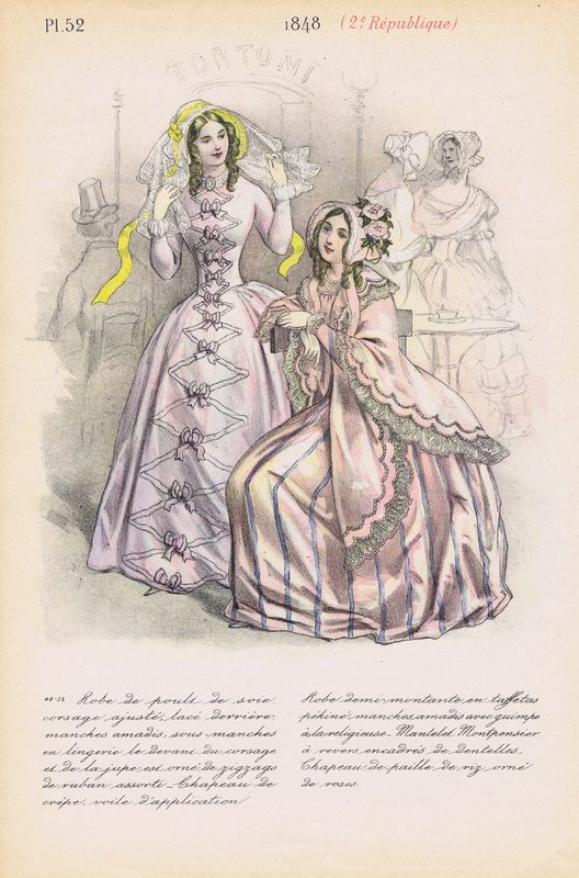 фото Французская дамская мода 1848 г. Розовое платье с тройной юбкой из тарлатана, муслиновое платье с шотландской юбкой с семью воланами. Приталенное платье и платье с накидкой. Двухсторонняя литография. Франция, Париж, 1875 год