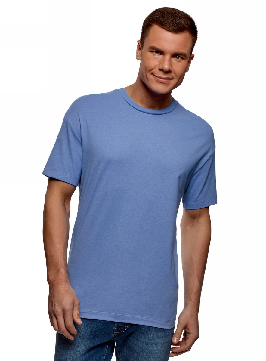 Мужчина в синей футболке