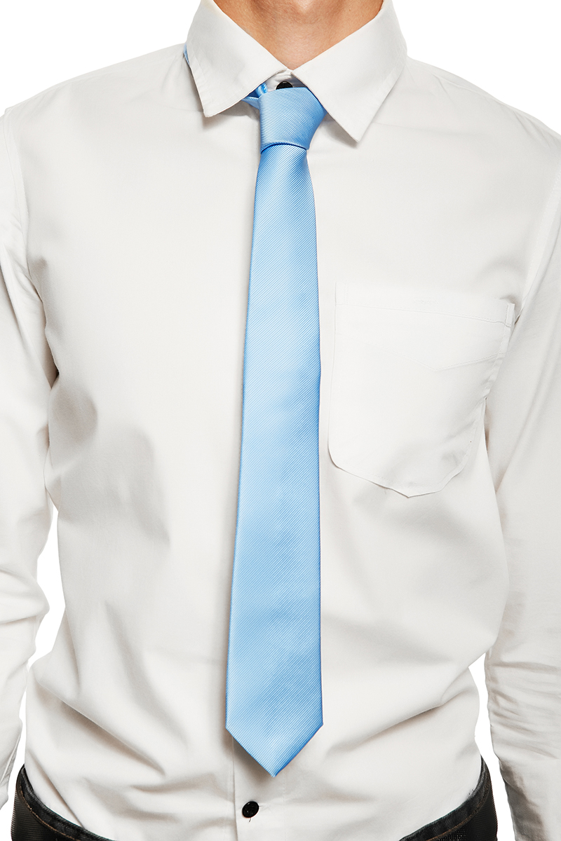 Голубая рубашка с белым галстуком