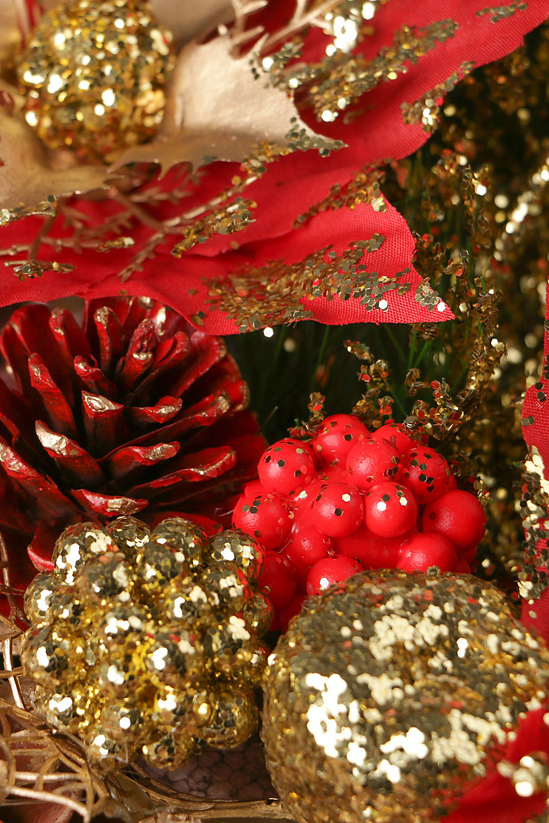 фото Венок новогодний "Шишки", цвет: красный, золотой, диаметр 29 см