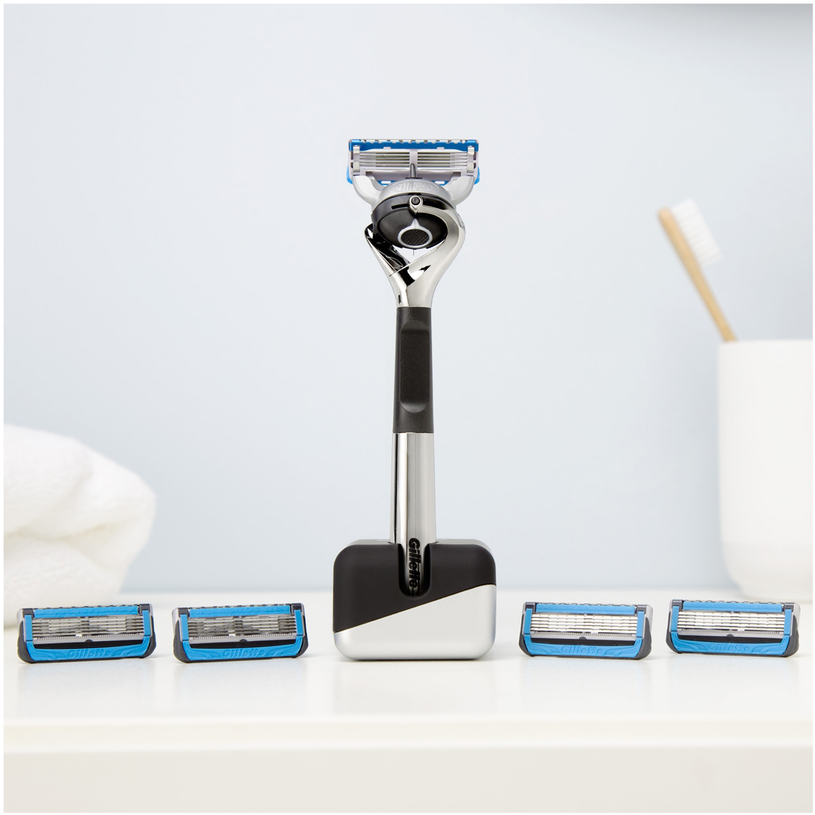 фото Подарочный набор Gillette Fusion5 ProShield Chill: Бритва, 5 сменных кассет, Подставка