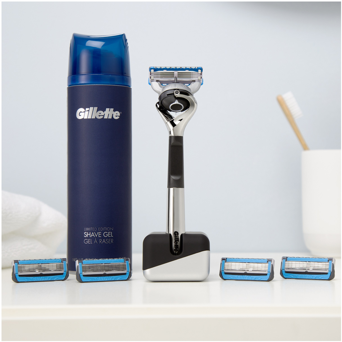 фото Подарочный набор Gillette Fusion5 ProShield Chill: Бритва, 5 сменных кассет, Гель для бритья, 200 мл, Подставка