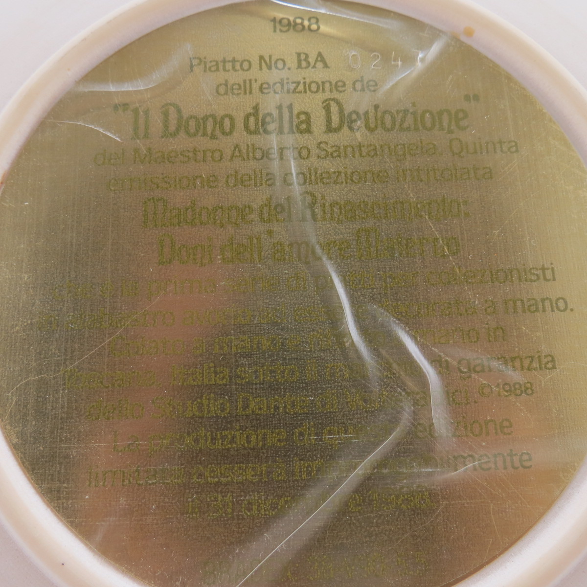 фото Декоративная коллекционная тарелка-барельеф "Мадонны Ренессанса. Подарки Материнской Любви: Дар преданности", алебастр, резьба Dante di volteradici