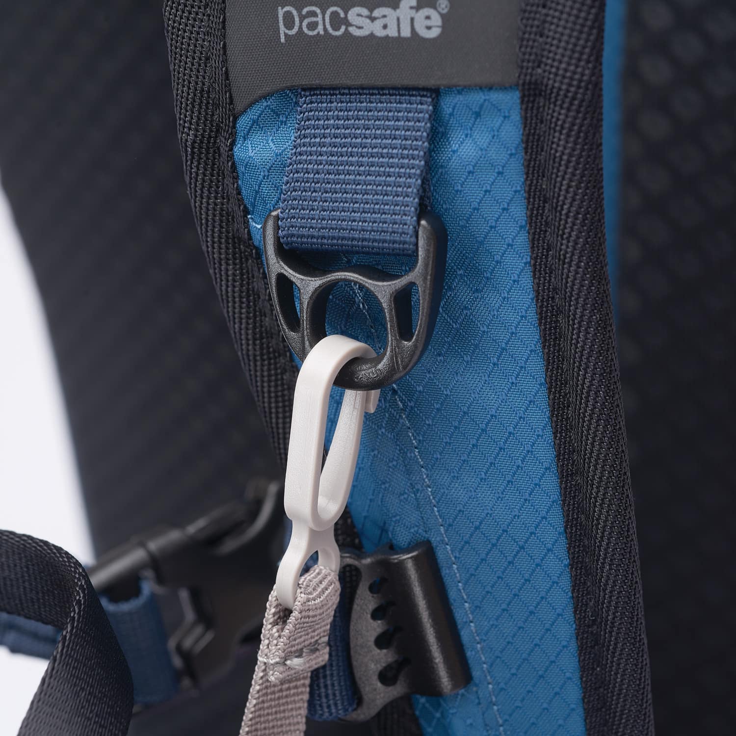 фото Рюкзак для ноутбука Pacsafe Рюкзак антивор Pacsafe Venturesafe X18 backpack, цвет: темно-синий, 18 л, 60515626, темно-синий