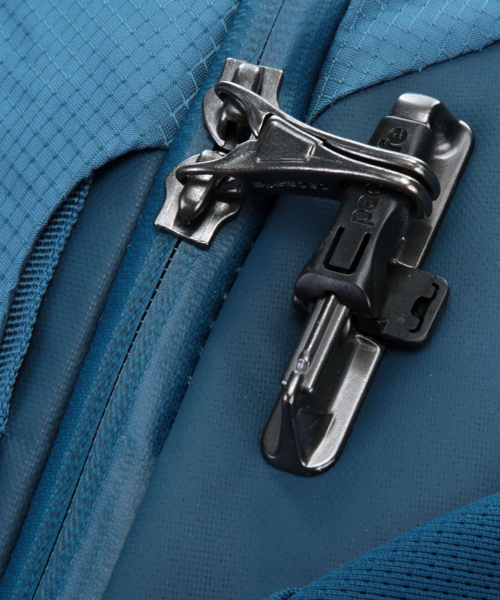 фото Рюкзак для ноутбука Pacsafe Рюкзак антивор Pacsafe Venturesafe X18 backpack, цвет: темно-синий, 18 л, 60515626, темно-синий