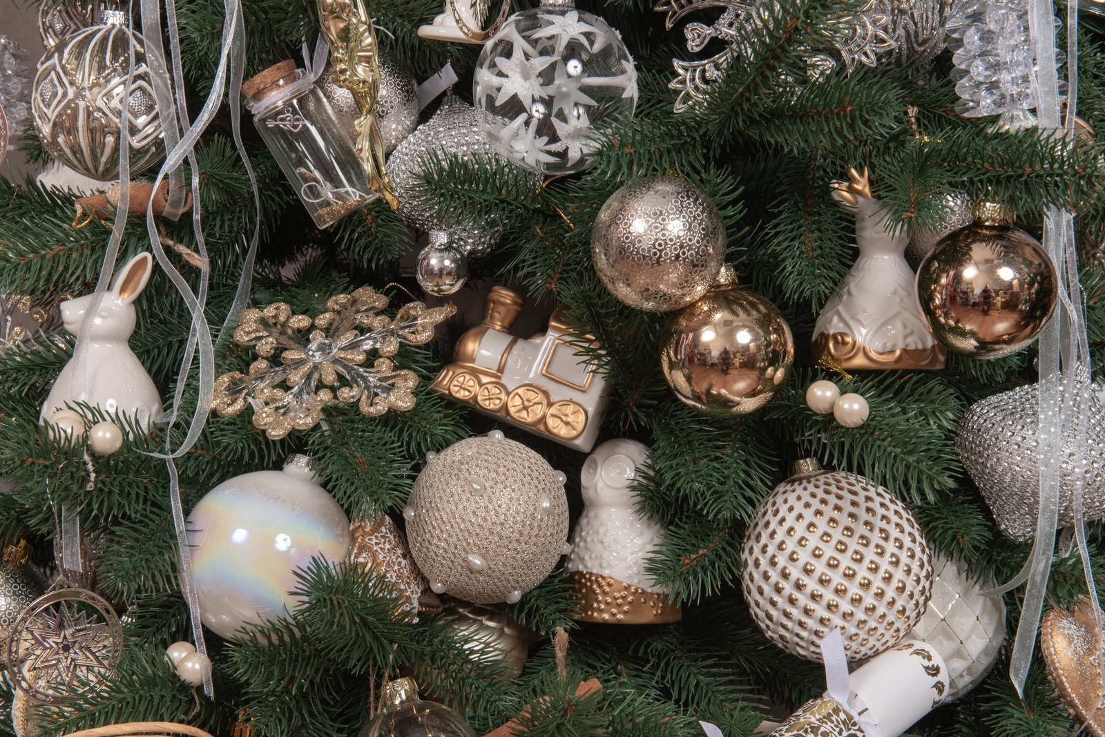 фото Новогоднее подвесное украшение Magic Time "Светлый шар с белыми бусинами", 8 см