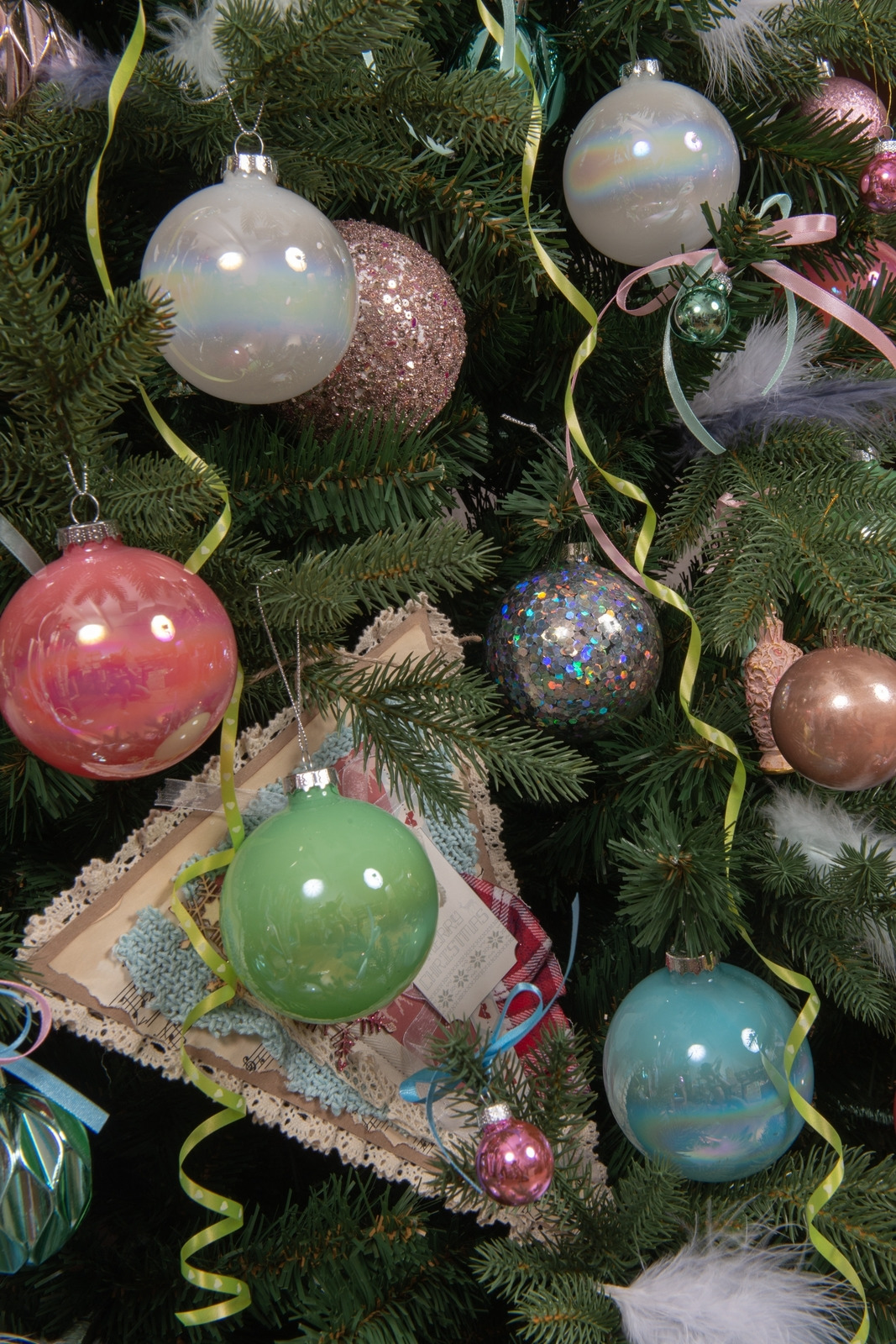 фото Новогоднее подвесное украшение Magic Time "Шар", цвет: жемчужно-белый, 8 см