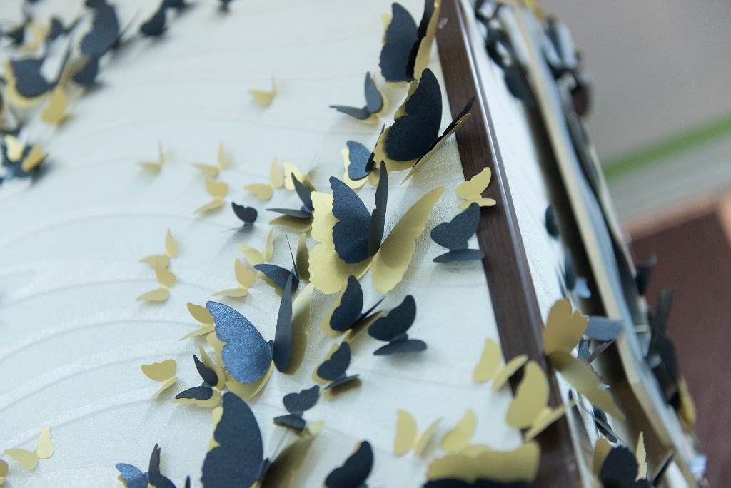 фото Дизайнерские бабочки из бумаги, золотой, 96 шт. 3d декор Наш интерьер