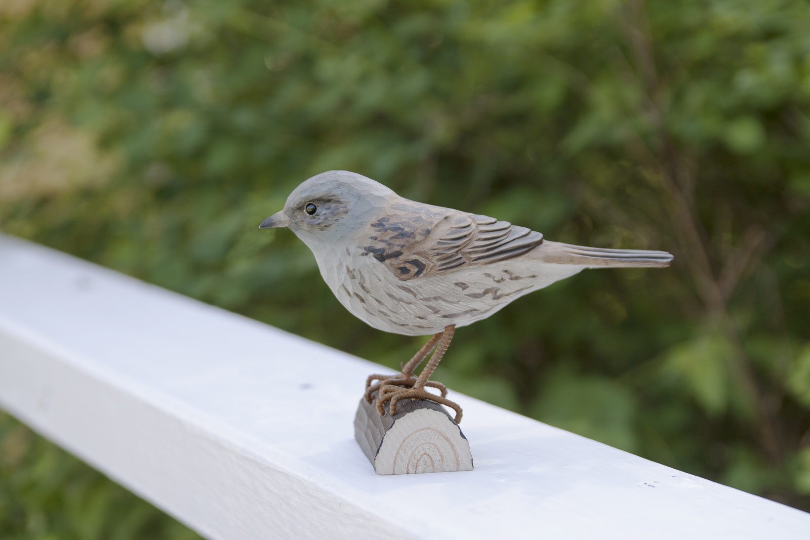 фото Фигурка декоративная Wildlife Garden Dunnock, WG427, ручная работа