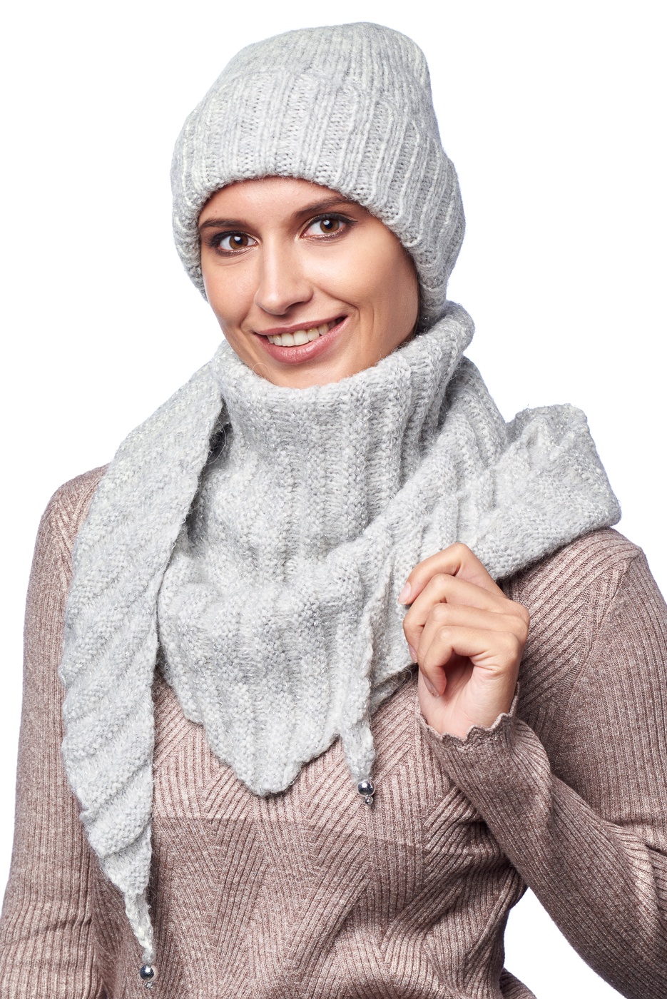 Женщина в шапке и шарфе