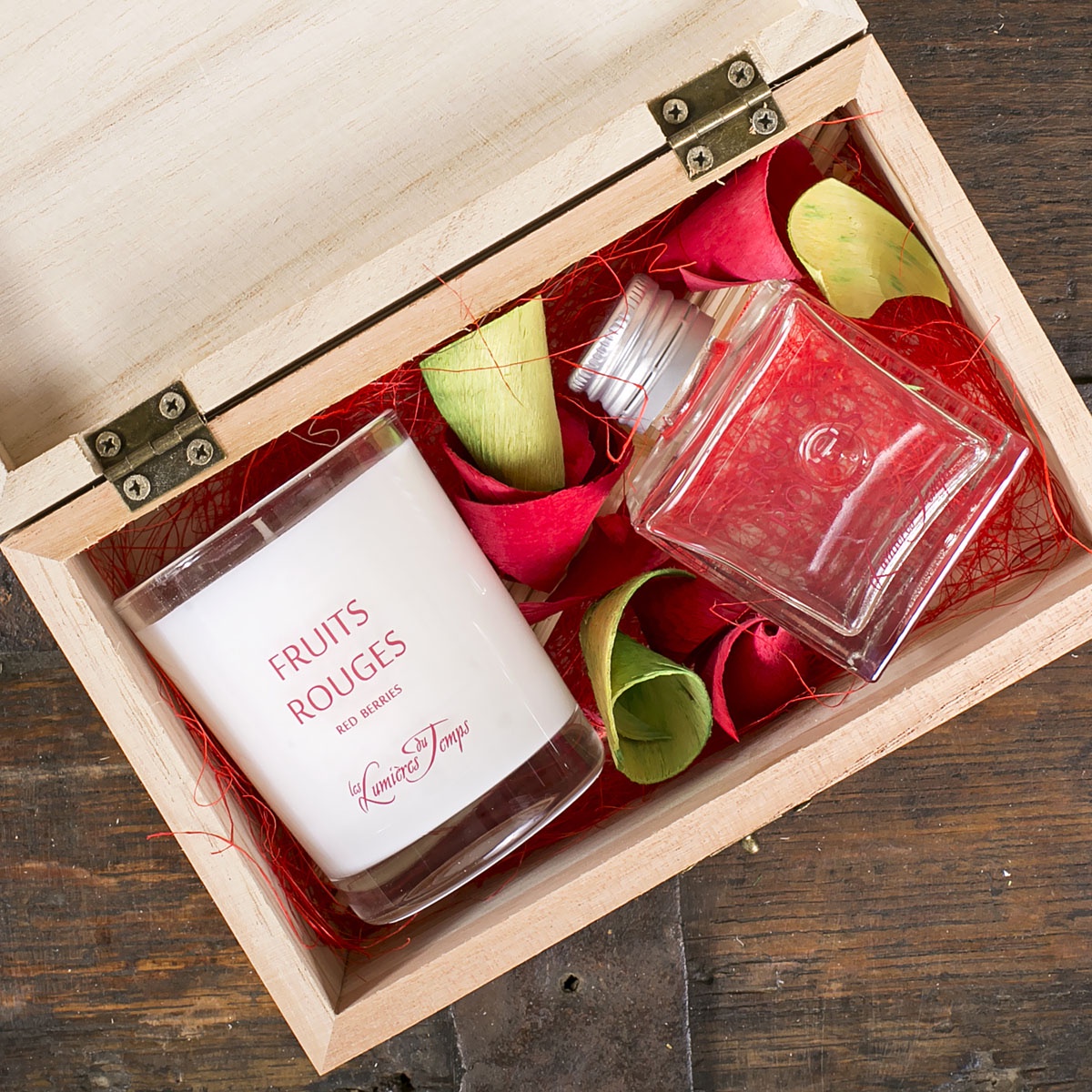фото Подарочный набор Les Lumieres du Temps Красная ягода: аромадиффузор, 50 мл + ароматическая восковая свеча, 90 г + тростниковые палочки