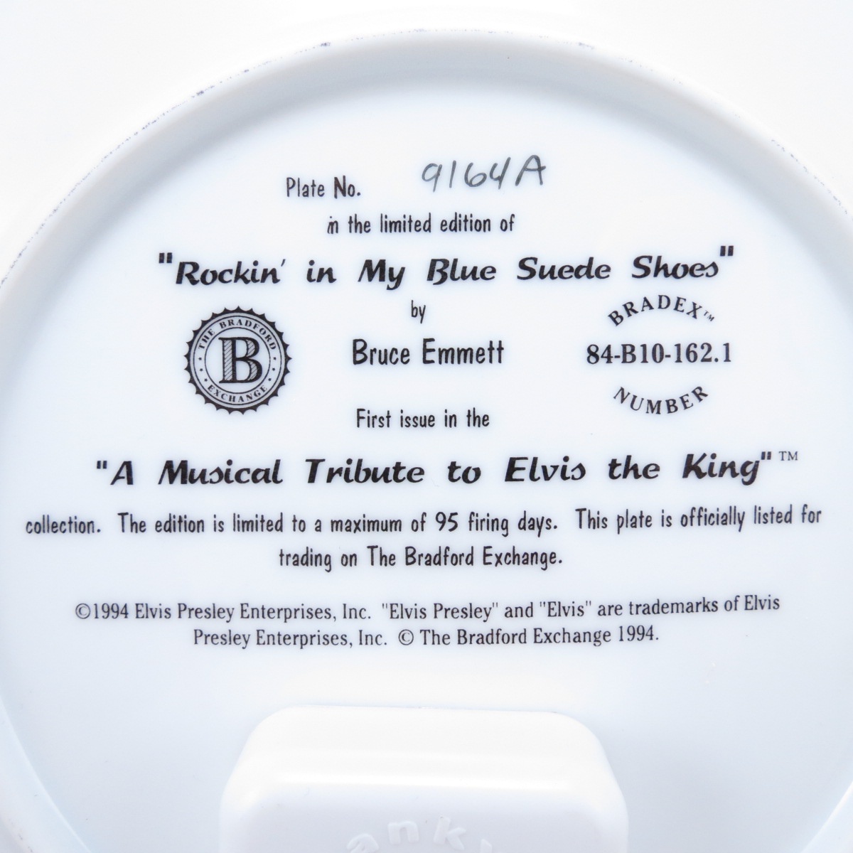 фото Коллекционная декоративная тарелка с музыкальным механизмом "Музыкальное посвящение Королю Элвису: Голубые замшевые ботинки и Рок". Фарфор, деколь. США, Bradford Exchange, Брюс Эммет, 1994