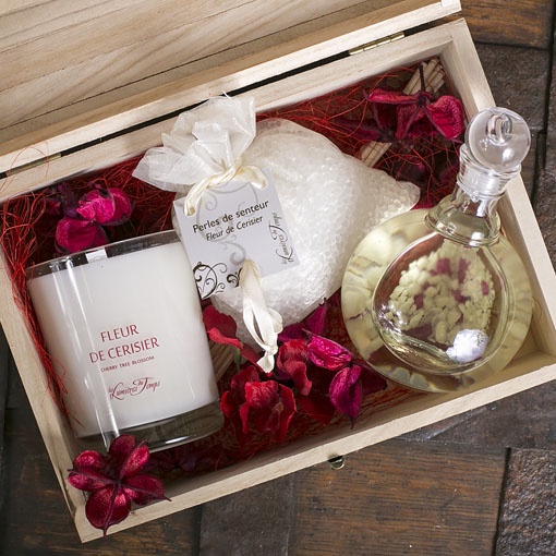 фото Подарочный набор в деревянном сундуке: ароматическая свеча + аромадиффузор + саше Les lumieres du temps