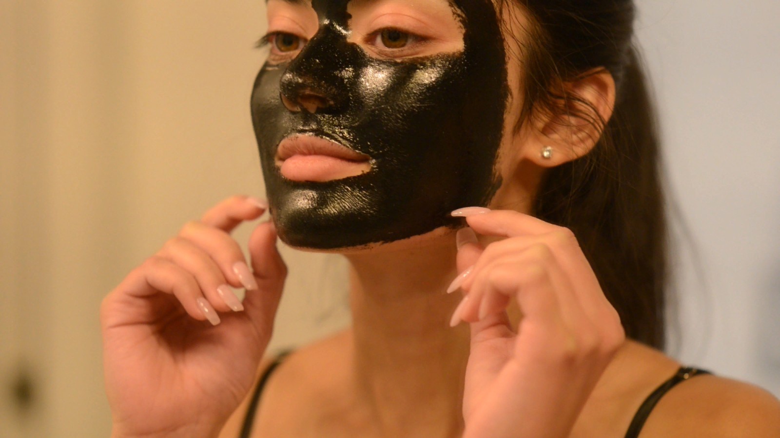 Черная маска косметика. Девушка с тканевой маской на лице. Черная маска косметическая. Пленочная маска. Маска-пленка для лица.