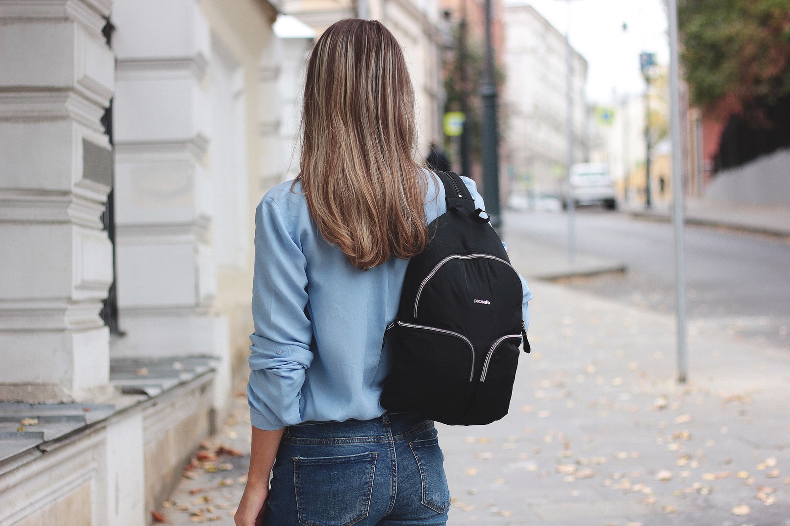 Девушка с рюкзаком на спине