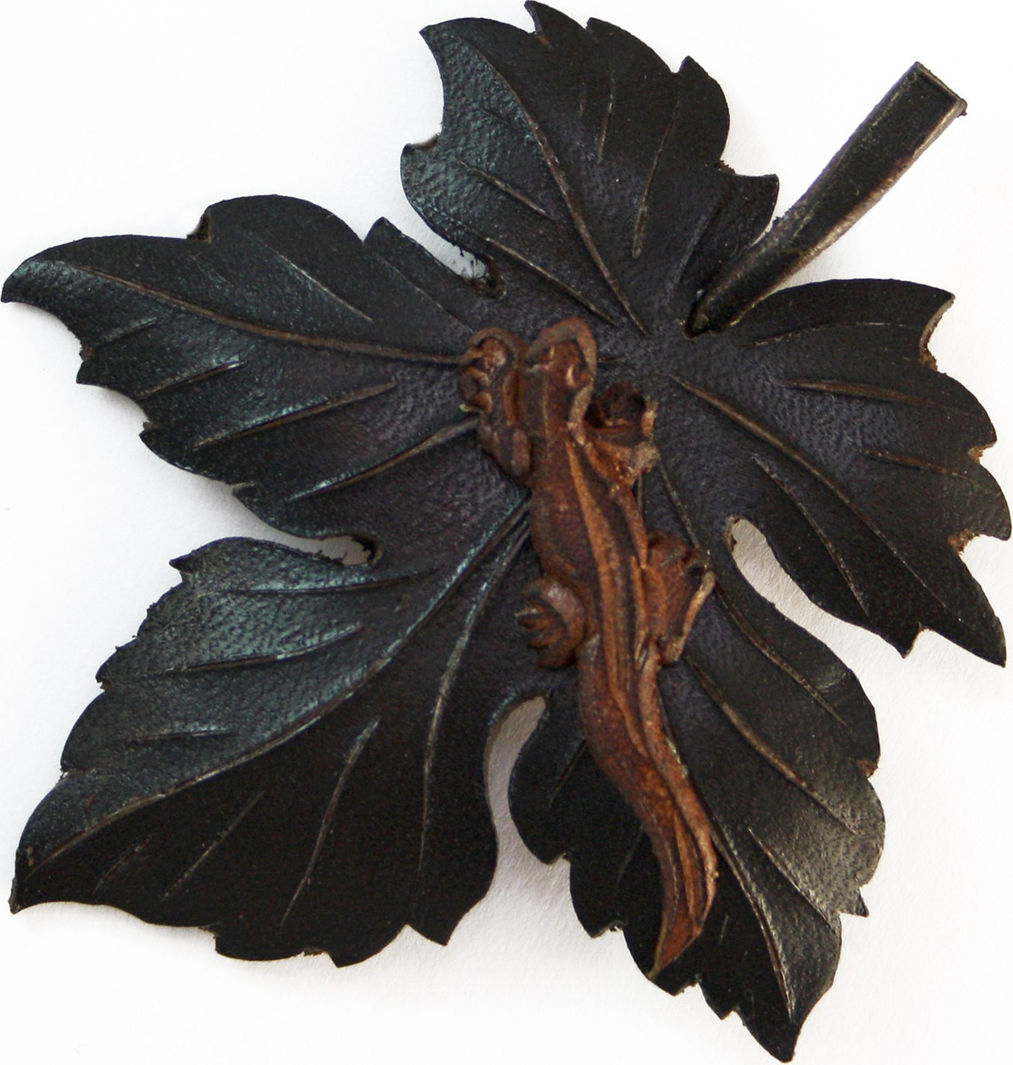 фото Брошь Мастер ГРиСС "Ящерка на листике", 00034, черный, коричневый