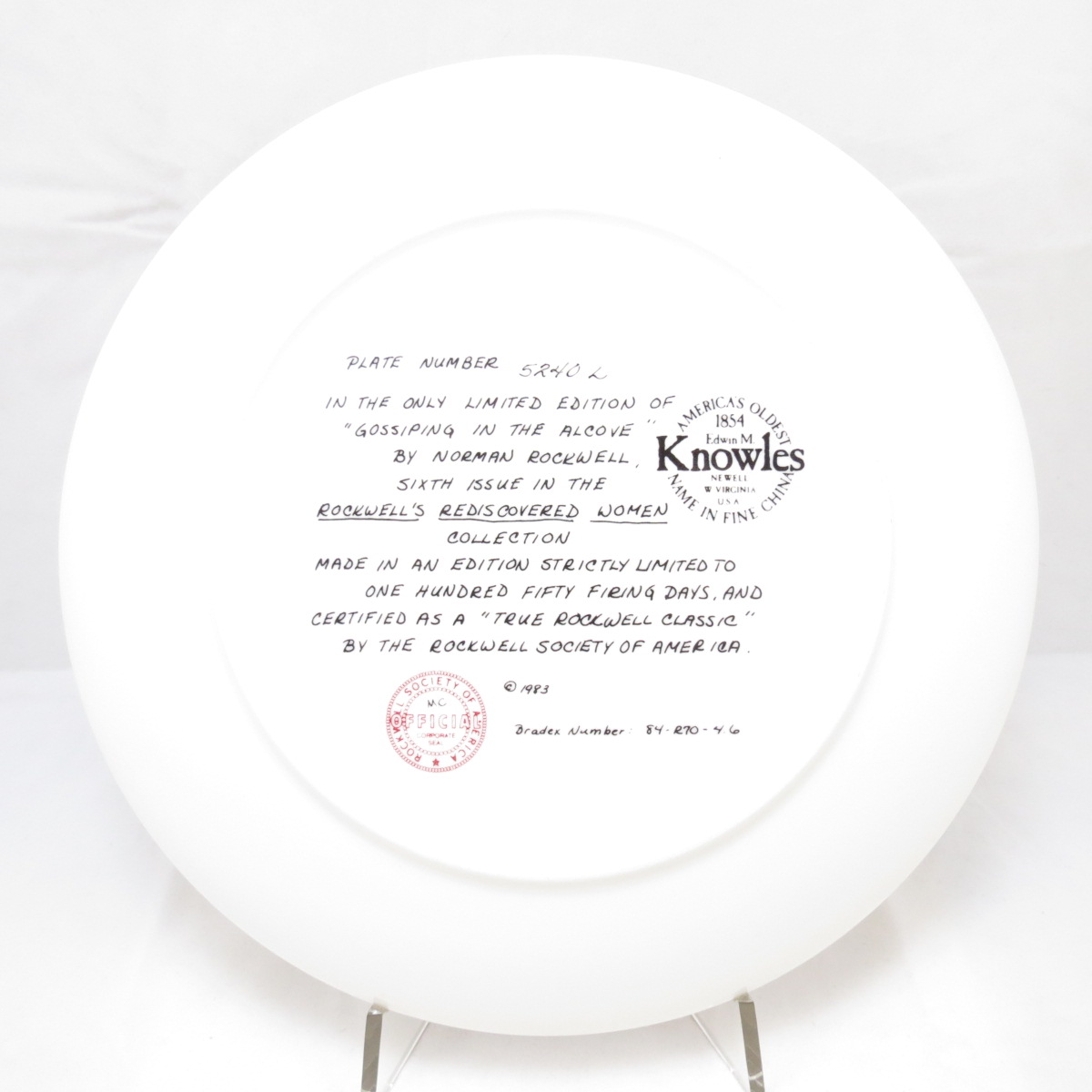 фото Декоративная коллекционная тарелка "Открывая женщин заново: Сплетни В Беседке". Фарфор, деколь, золочение. США, Edwin M.Knowles China Company, Норман Роквелл, 1983