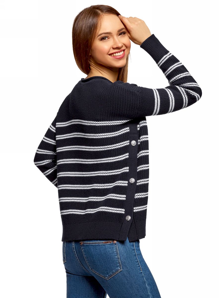 Женский пуловер в полоску