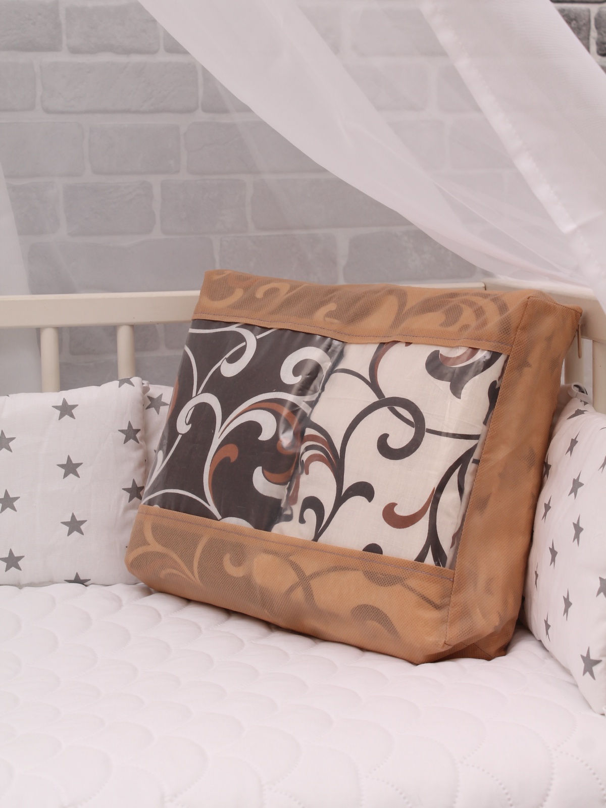 фото Бортик для кроватки Body Pillow вензеля, бежевый, коричневый