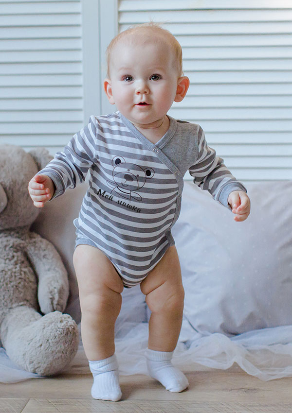 Как правильно одевать боди на малыша сверху или снизу ползунов