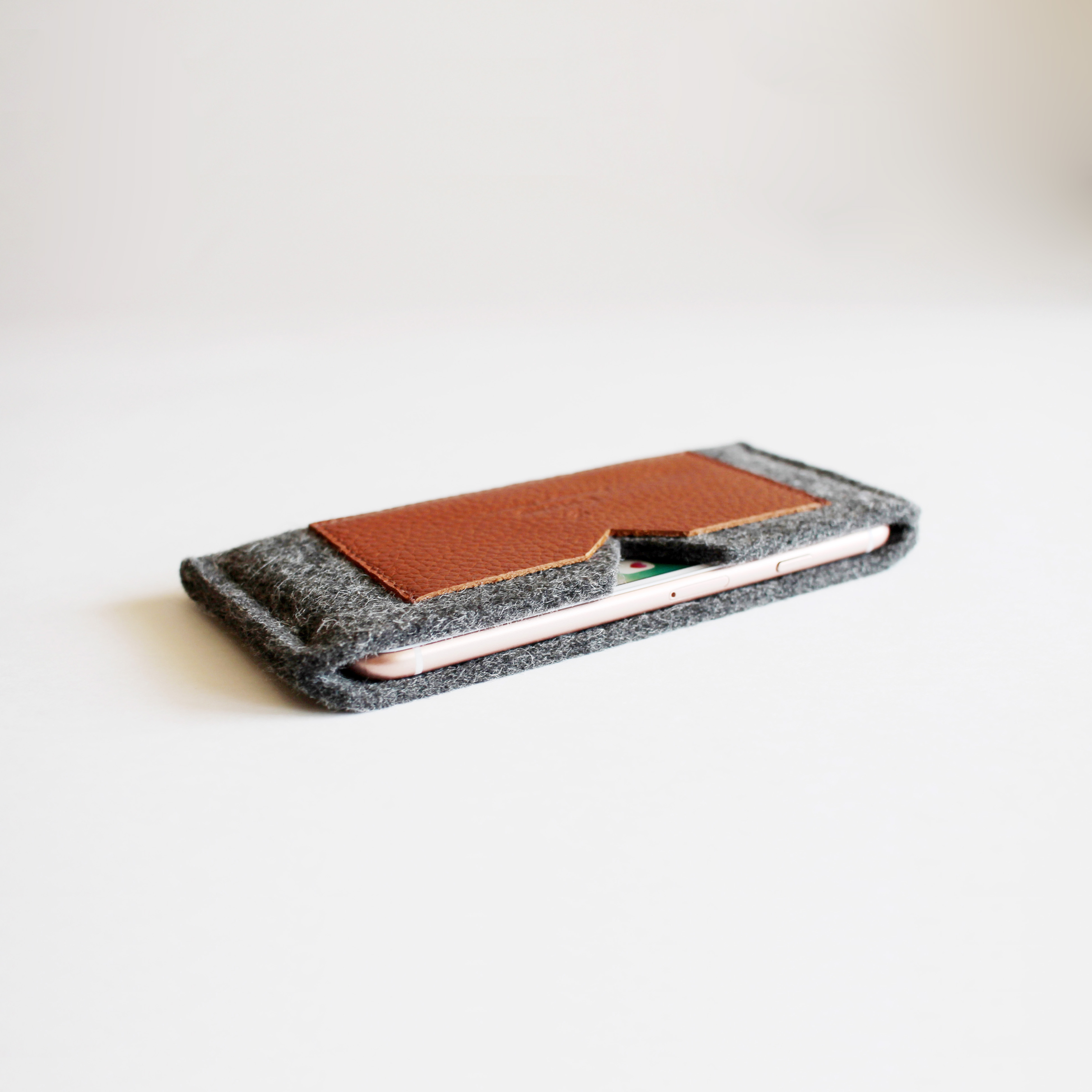 фото Чехол для сотового телефона Columb Чехол для телефона из натуральной кожи и фетра 0202-M-BR, серый, коричневый