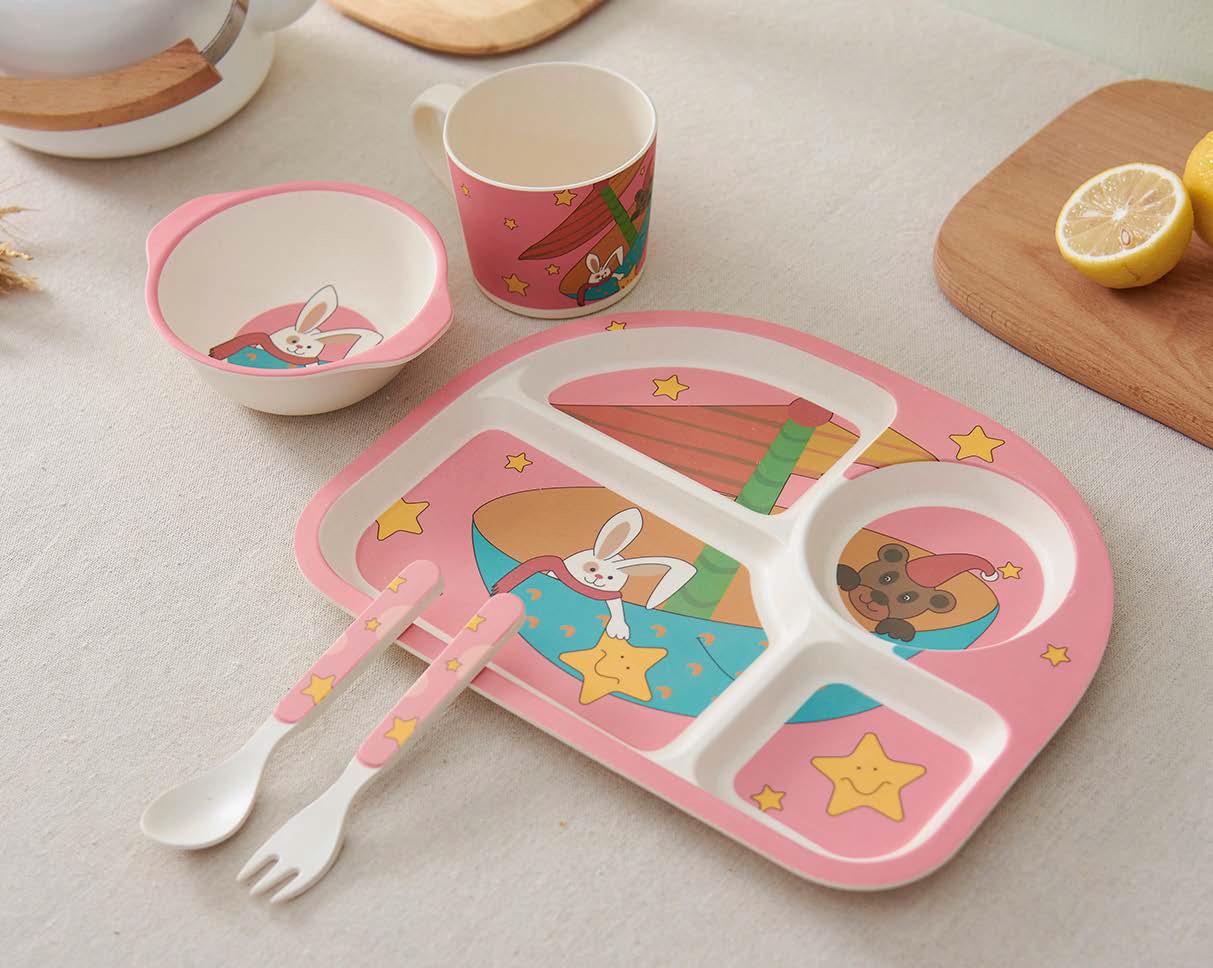 Какую детскую посуду выбрать. Набор детской посуды для еды. Красивая детская посуда для еды. Детская пластиковая посуда для еды. Необычная посуда для детей.