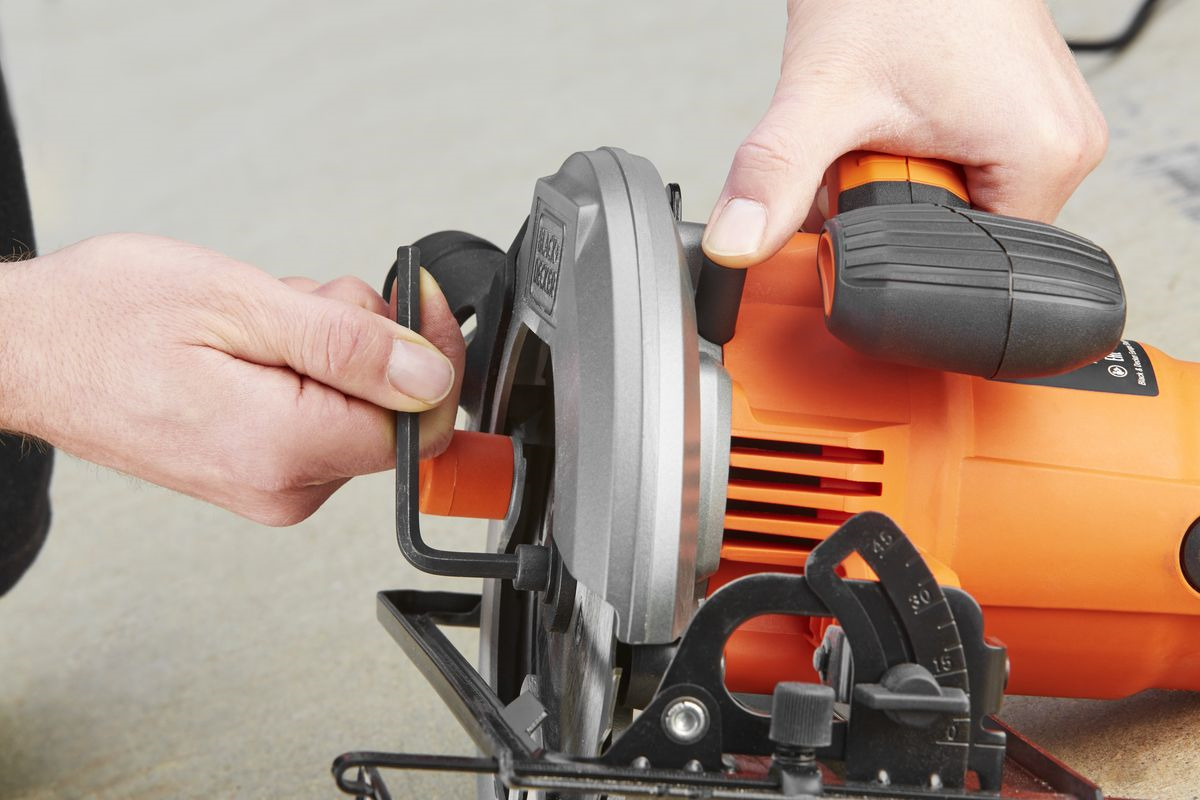 фото Пила дисковая Black & Decker CS1550, оранжевый, черный Black+decker