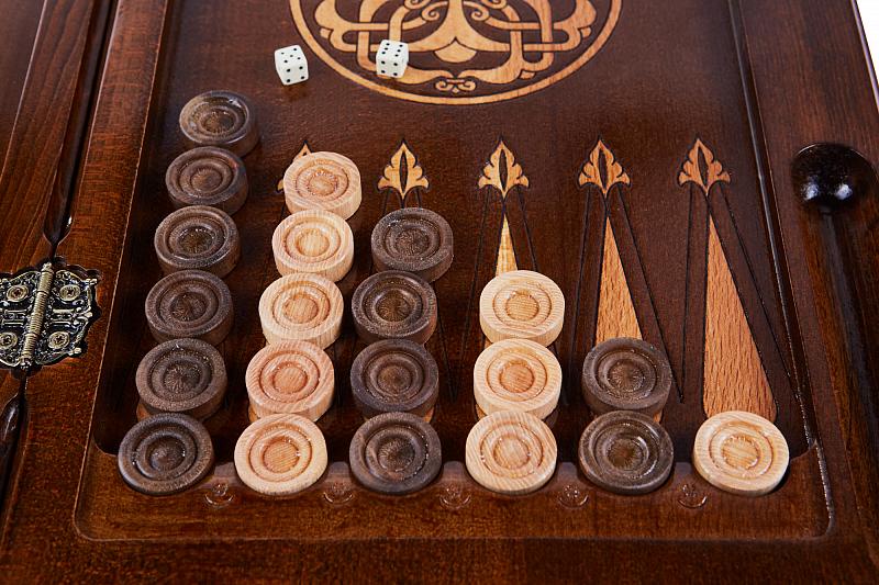 Люди за игрой в нарды. Игрок в нарды ереван. Игрок в нарды. Армяне в нарды играют. Мужчины играют в нарды.