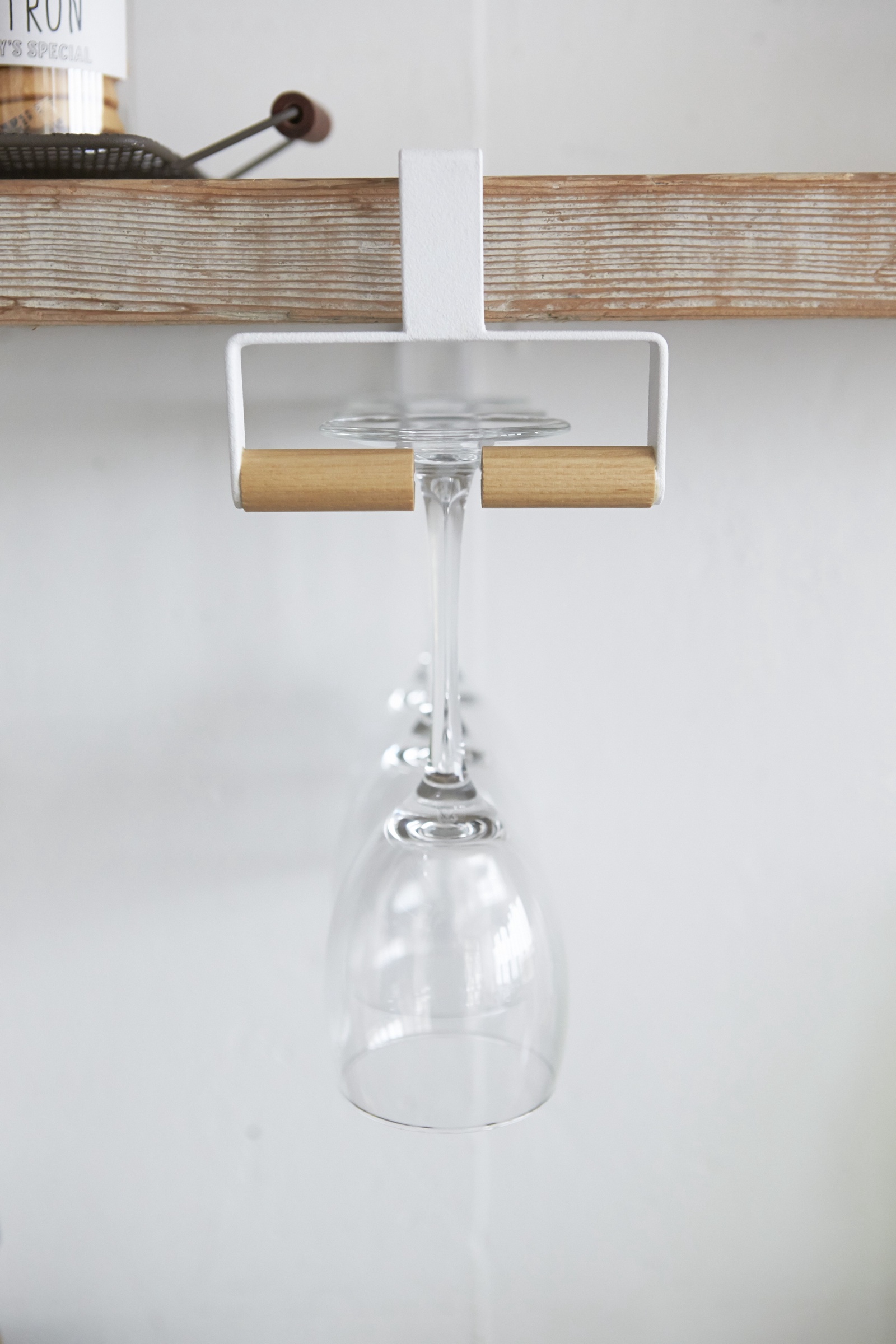 фото Держатель кухонный Yamazaki TOSCA UNDER SHELF WINE GLASS HANGER, белый