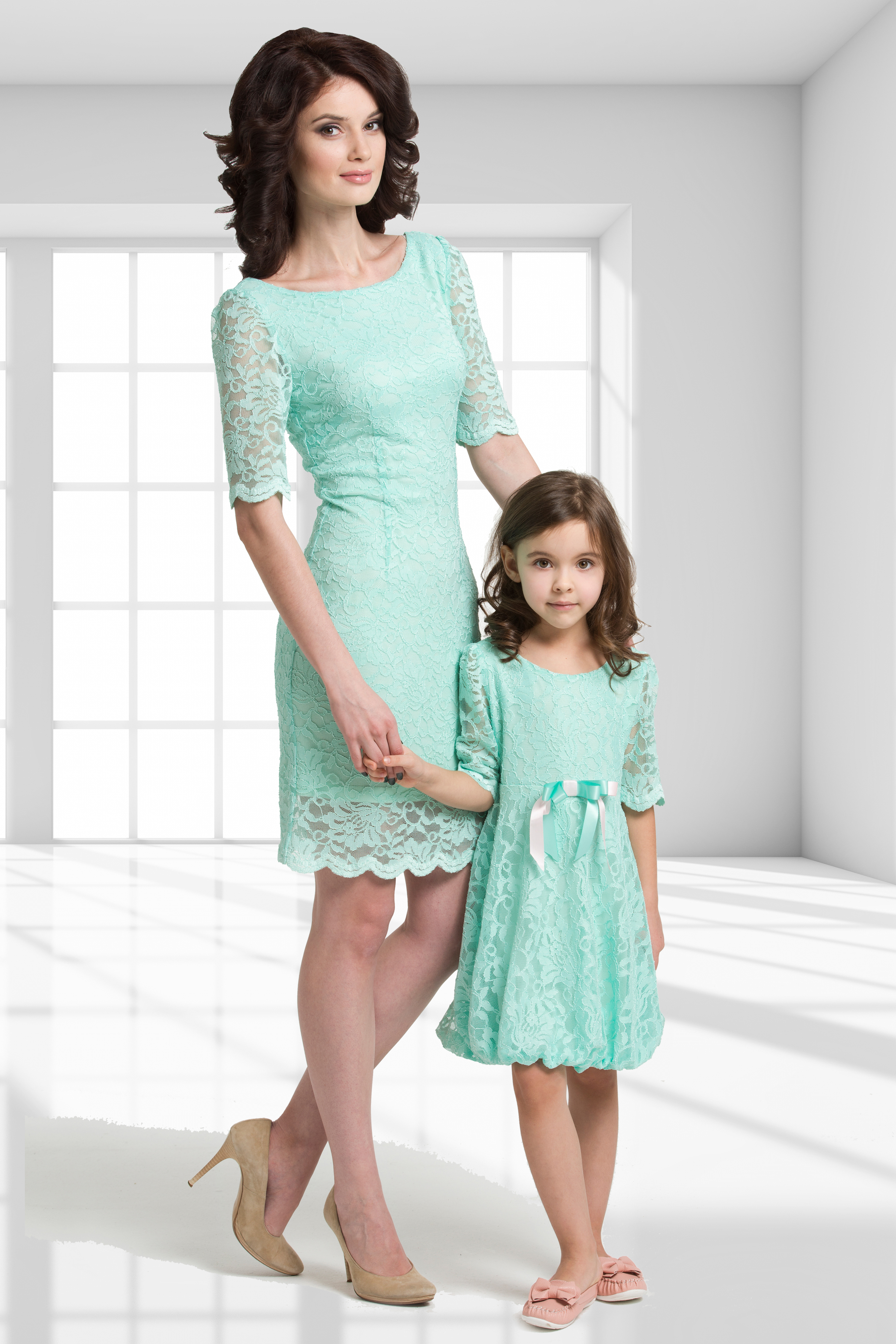 Детские платья мамы. Гипюровое платье Фэмили лук. Платье для мамы. Платье одежда для Дочки и мамы. Платье мама и дочка одинаковые.