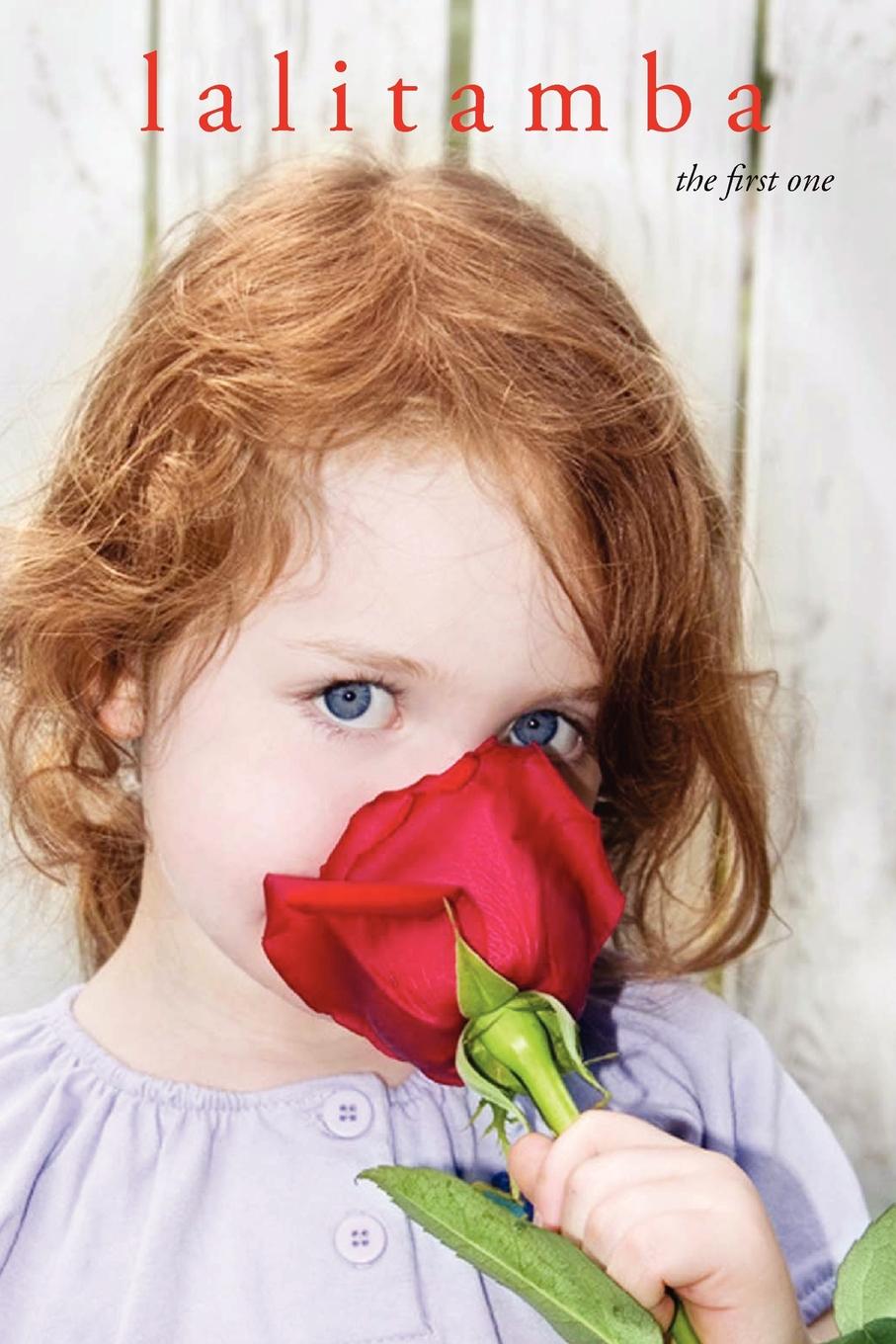 Розочкой ребенка. Дети розы. Малыш с розой. Девочка нюхает цветок. Нюхает розу.