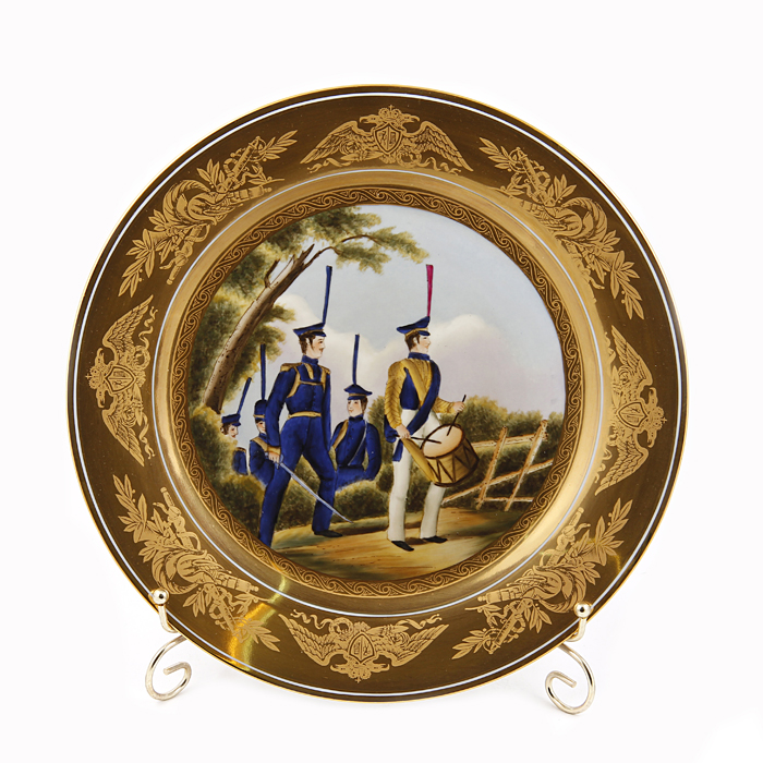 фото Декоративная тарелка Антик Хобби " Солдаты на прогулке", желтый, синий, зеленый, голубой, коричневый