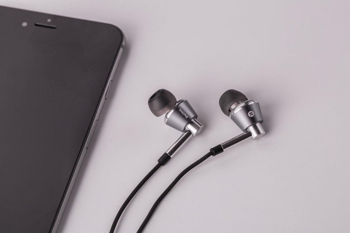 фото Наушники 1MORE Xiaomi E1001Silver Triple Driver In-Ear Headphones, серебристый