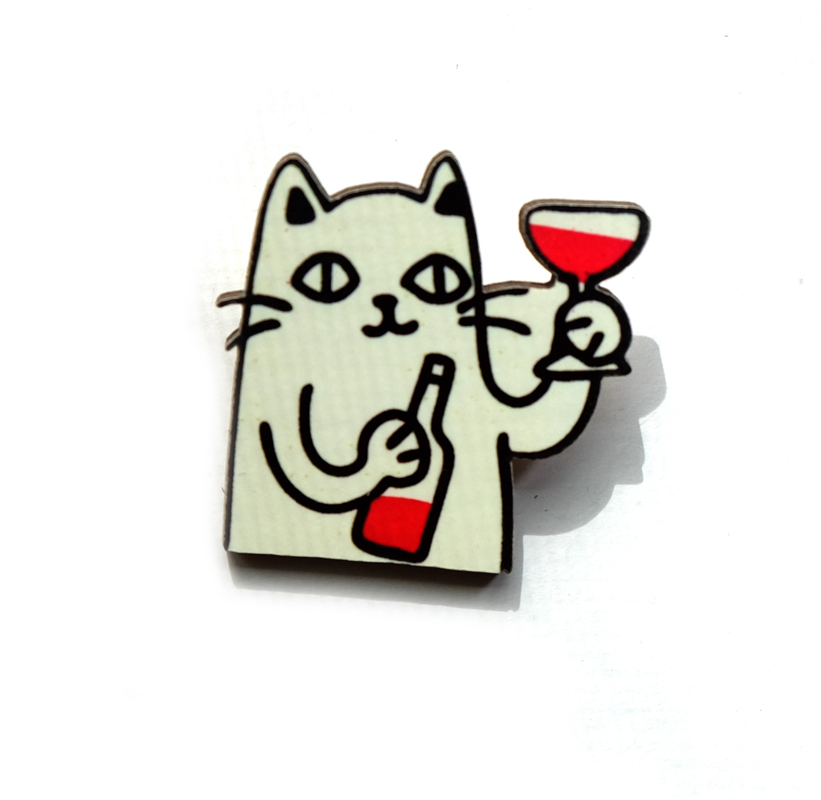 фото Брошь - Кот с вином (белый) (Деревянный значок) Крутотенюшка
