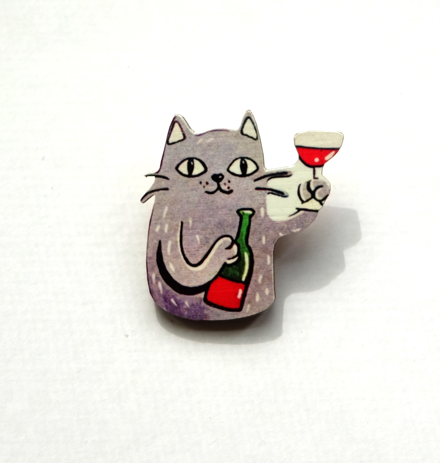 фото Брошь - Кот с вином (серый) (Деревянный значок) Крутотенюшка