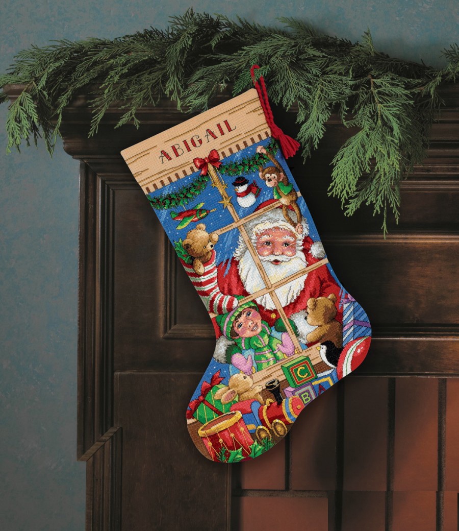 фото Набор для вышивания Dimensions Santa-s Toy Stocking