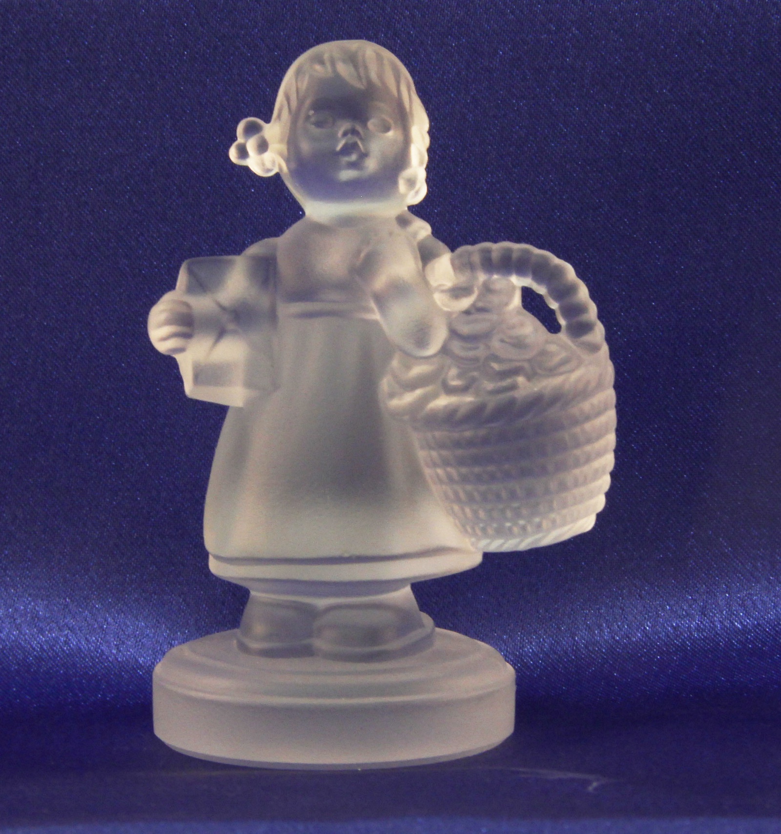 фото Коллекционная статуэтка Hummel "Девочка с корзинкой". Хрустальное матовое стекло. Германия, Goebel, конец ХХ века. Hummel,goebel
